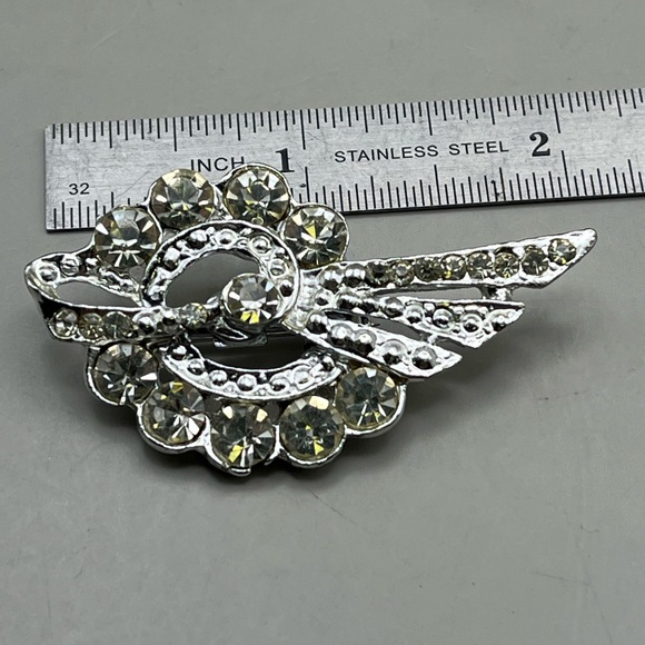 Elegant Vintage Art Deco Silver toned Crystal Brooch - Picture 3 of 4